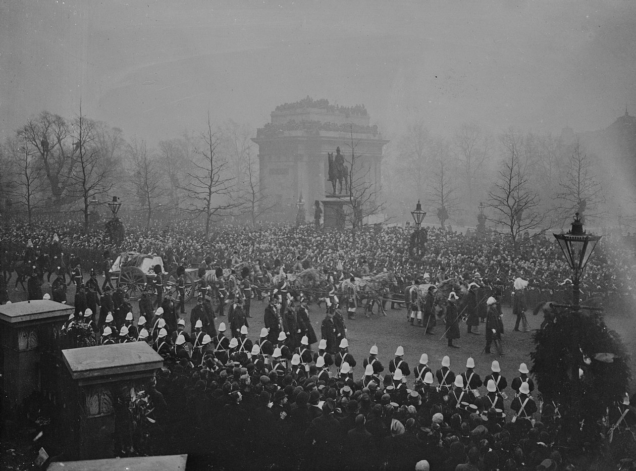 Dronning Victorias begravelseskort passerer Wellington Arch, 2. februar 1901 av English Photographer