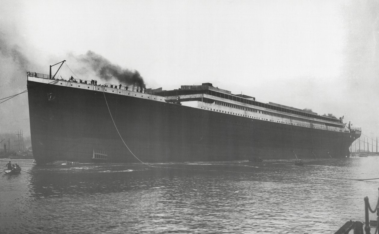 RMS Titanic lansert: Titanic flytende for første gang, men uten motorer, kjeler, maskineri og utstyr, 31. mai 1911 av English Photographer
