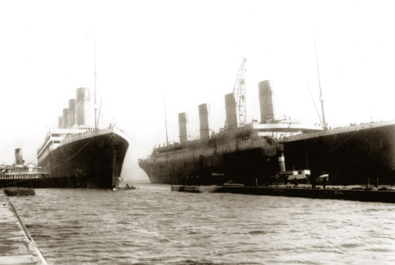 RMS Titanic ble flyttet ut av tørrdokken for å la søsterskipet hennes, RMS Olympic, få byttet en propell, 6. mars 1912 av English Photographer