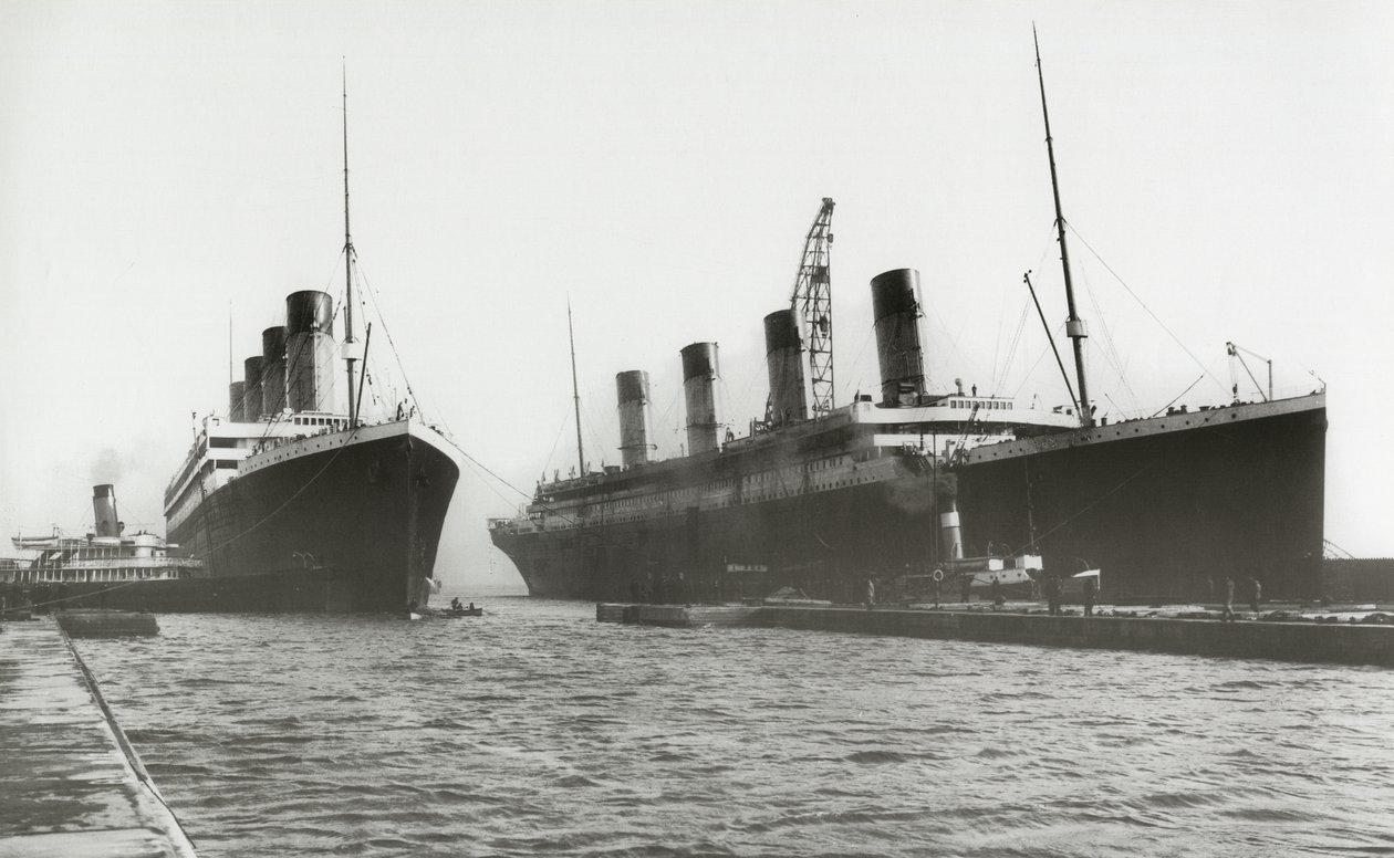 RMS Titanic ble flyttet ut av tørrdokken for å la søsterskipet hennes, RMS Olympic, få byttet en propell, 6. mars 1912 av English Photographer
