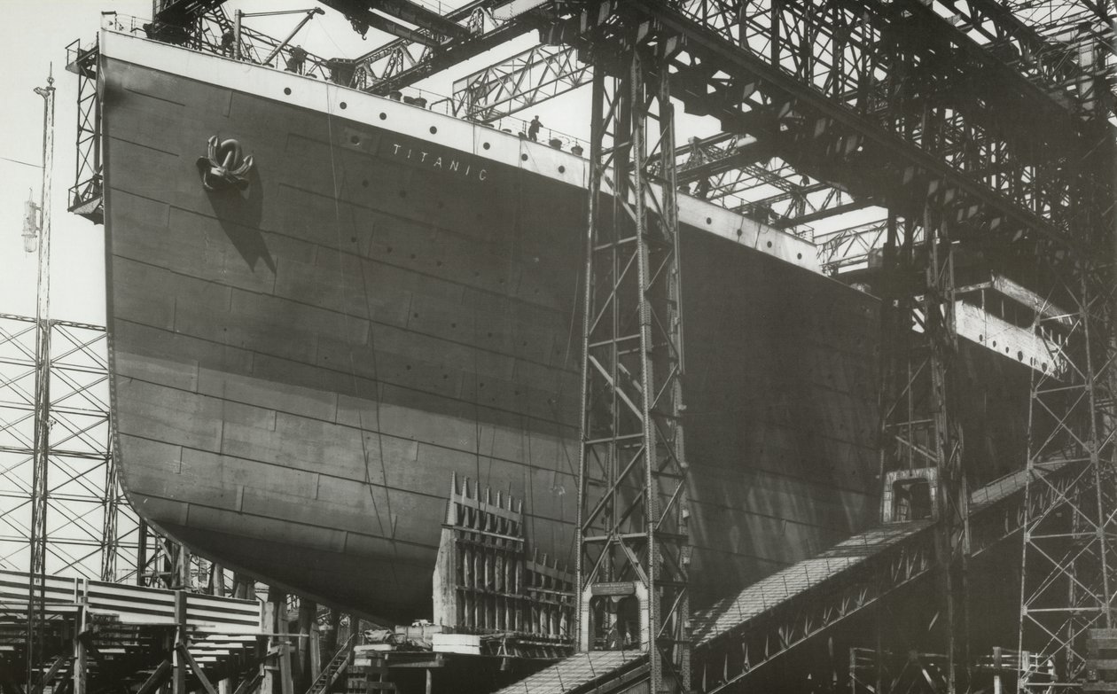 RMS Titanic nærmer seg lansering, 5. januar 1911 av English Photographer