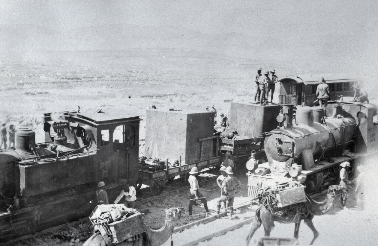 Jernbanelokomotiver med forsyningskameler i Mesopotamia under første verdenskrig, fra et album satt sammen av Lt. Kindom av English Photographer