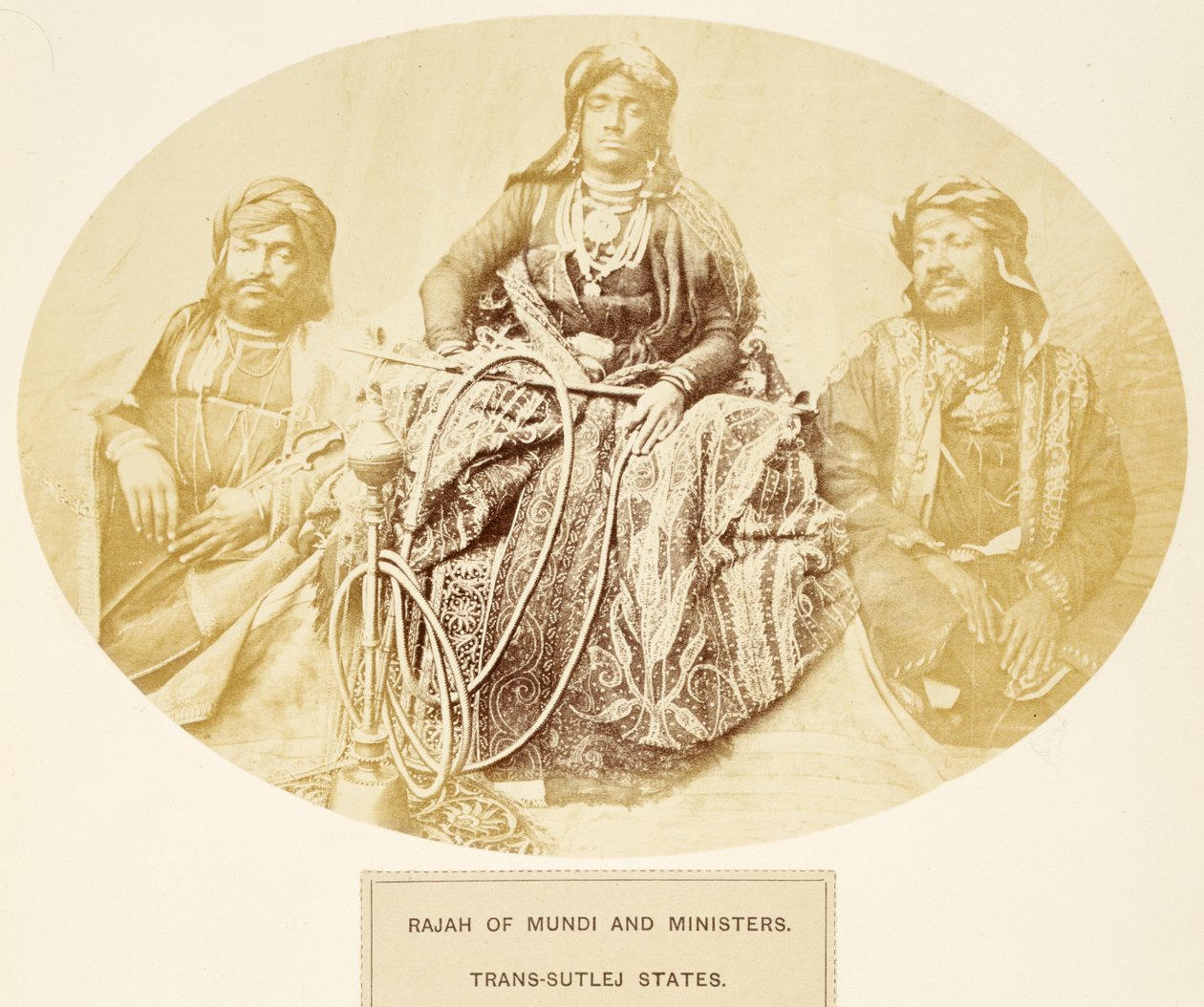 Rajah of Mundi and Ministers, Trans-Sutlej States, fra The People of India, av J. Forbes Watson, utgitt 1868 (albumtrykk) av English Photographer