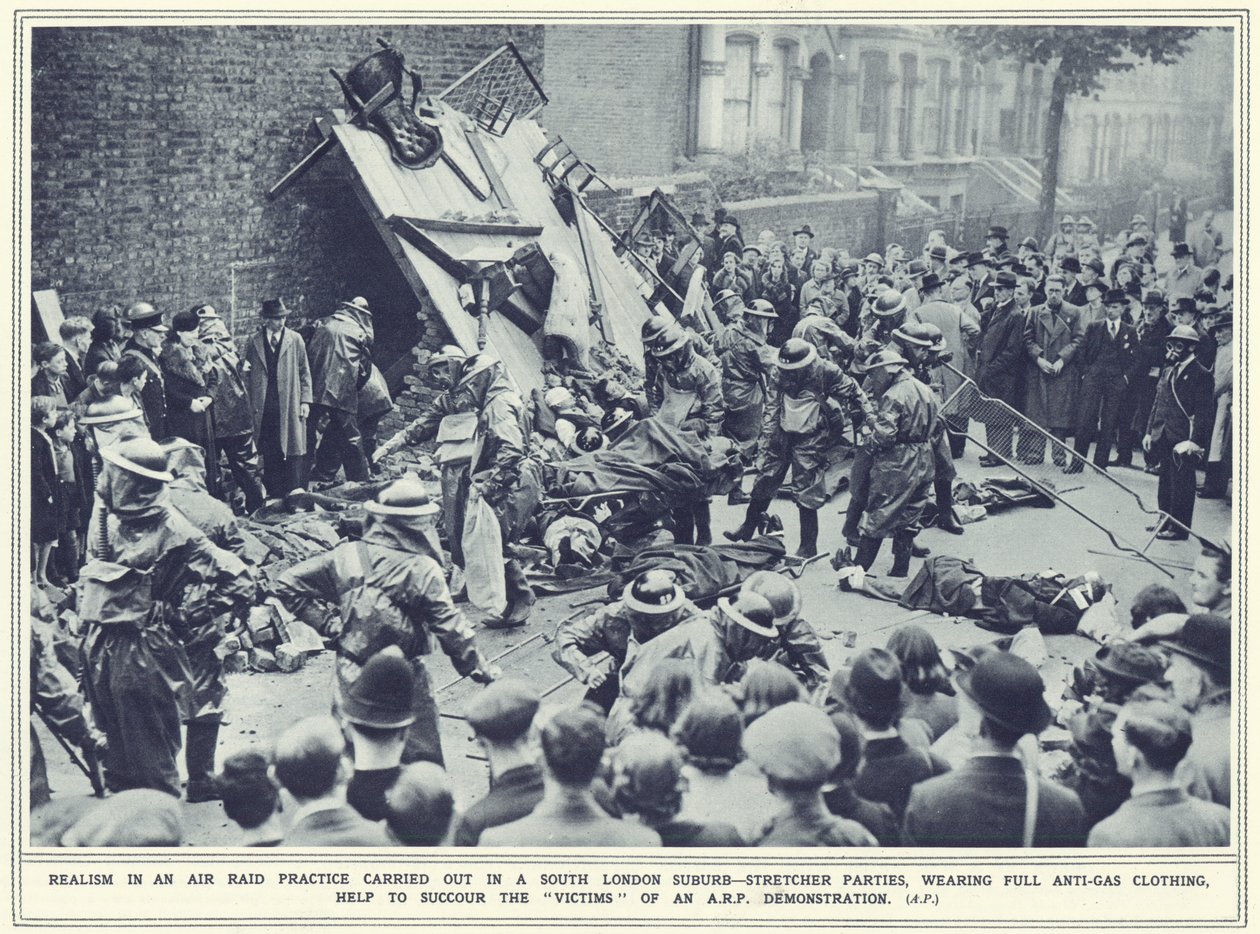Realisme i en luftangrepspraksis utført i en sør-London-forstad, fra The Illustrated War News, publisert 8. november 1939 av English Photographer