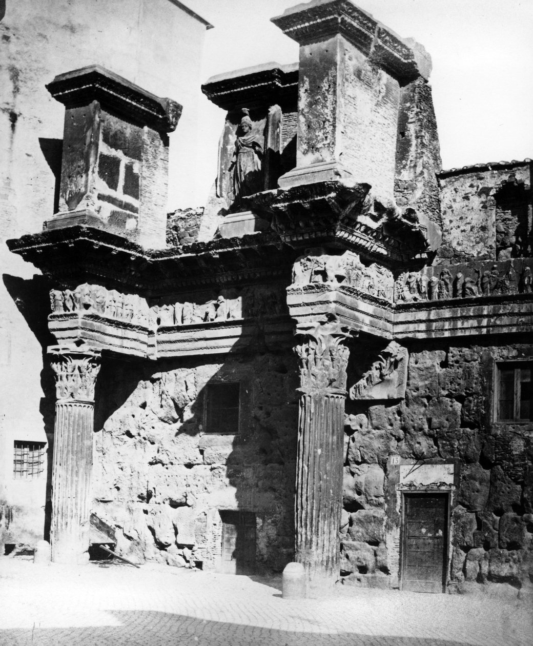 Rester av peristilen til Minerva-tempelet ved Forum of Nerva, Roma ca. 1890 av English Photographer