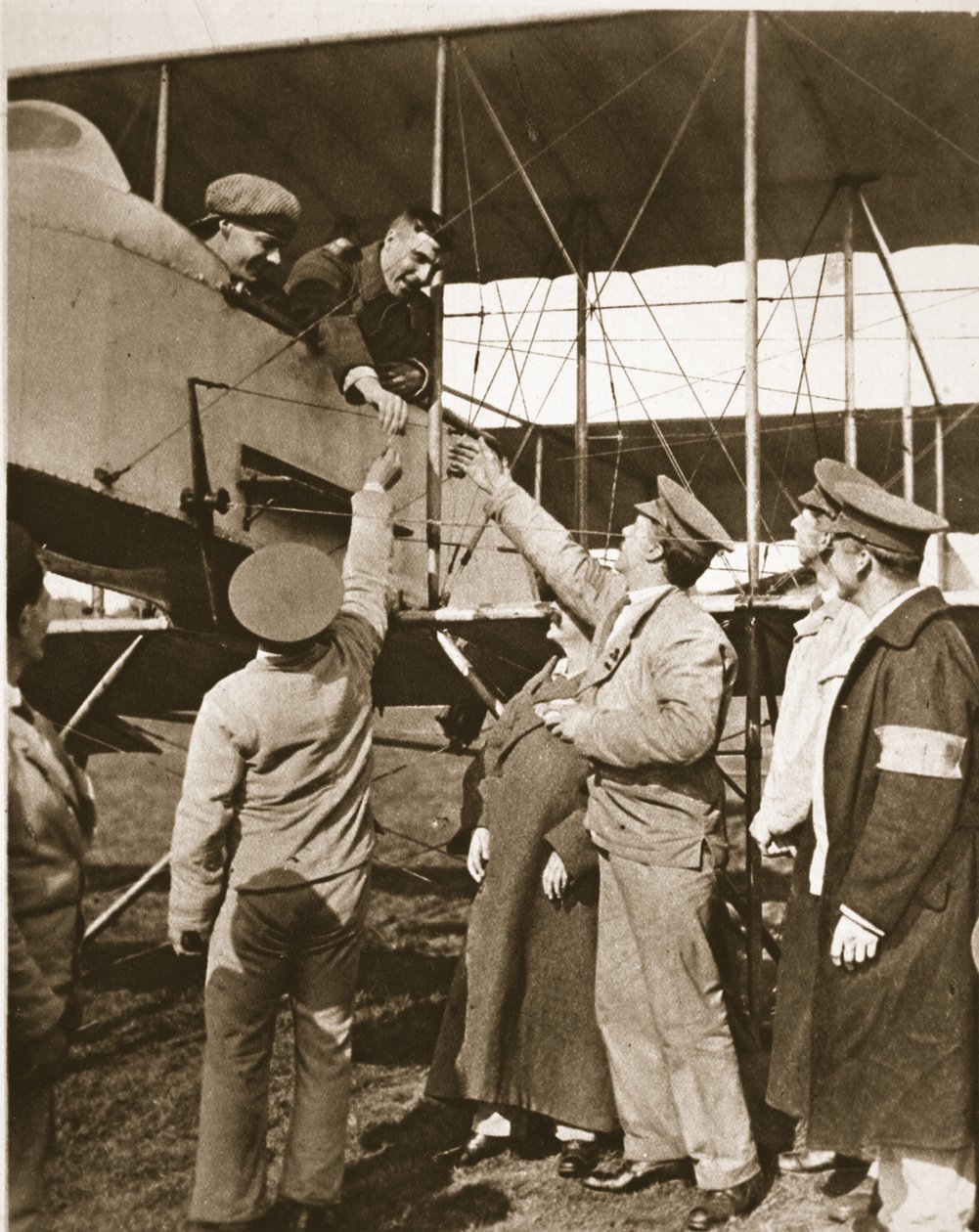 Farer for luften som en avledning etter skyttergravene! Sårede soldater som tar flyturer, fra The Illustrated War News, 5. juli 1916 (sepia-bilde) av English Photographer