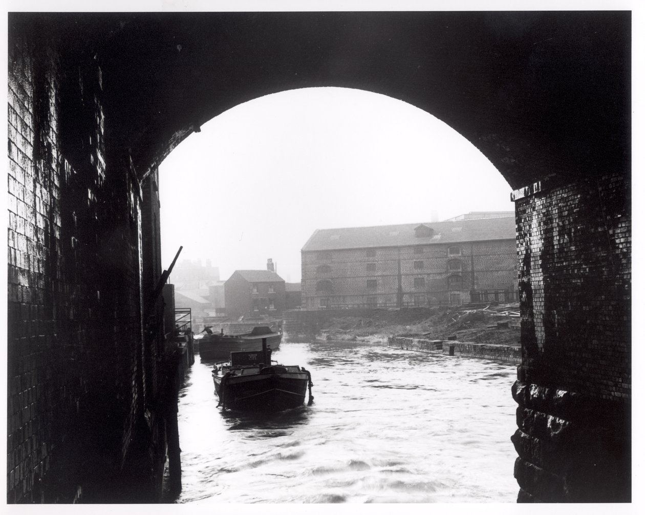 River Aire sett fra Dark Arches, Leeds, 1951 av English Photographer