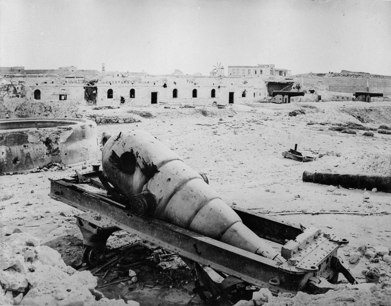 Ruiner og artilleri i Fort Meks, 1882 av English Photographer
