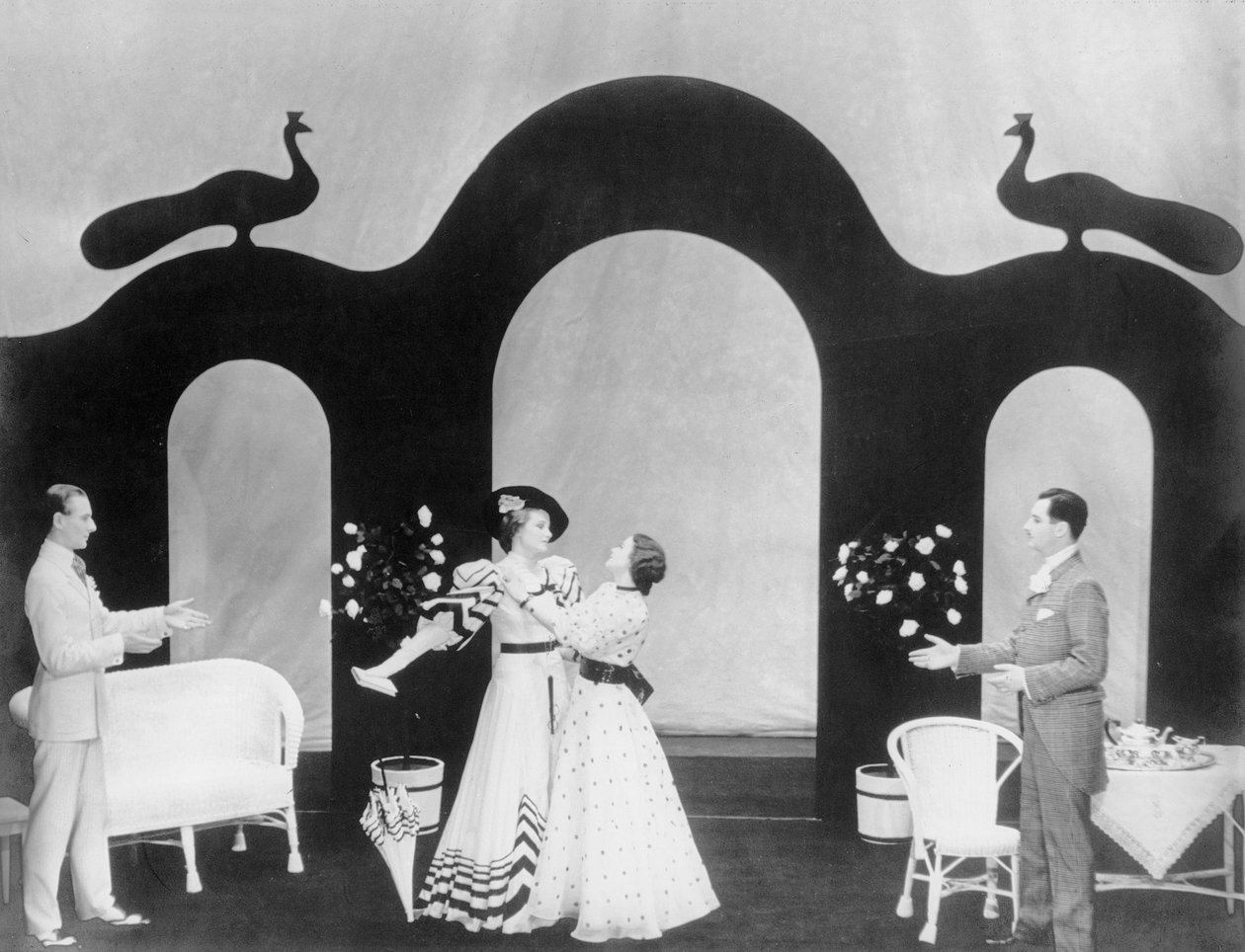 Scene fra The Importance of Being Earnest, av Oscar Wilde (1854-1900) på Lyric Hammersmith, 7. juni 1930 av English Photographer