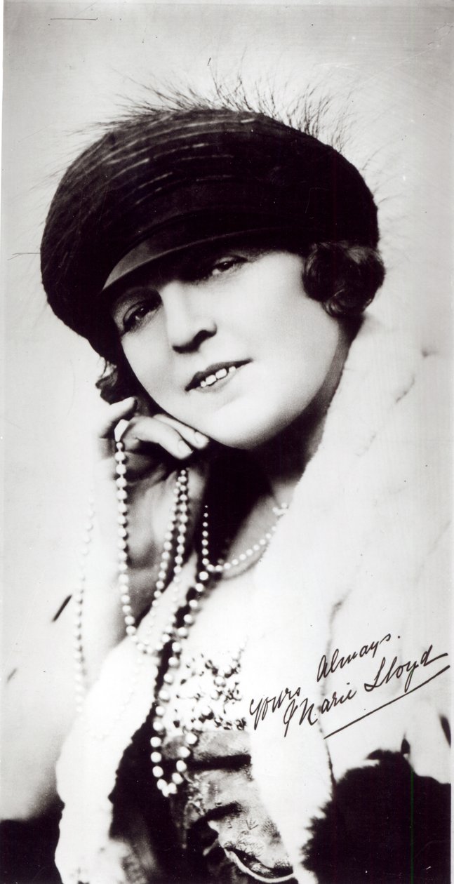 Signert fotografi av Marie Lloyd (1870-1922) av English Photographer
