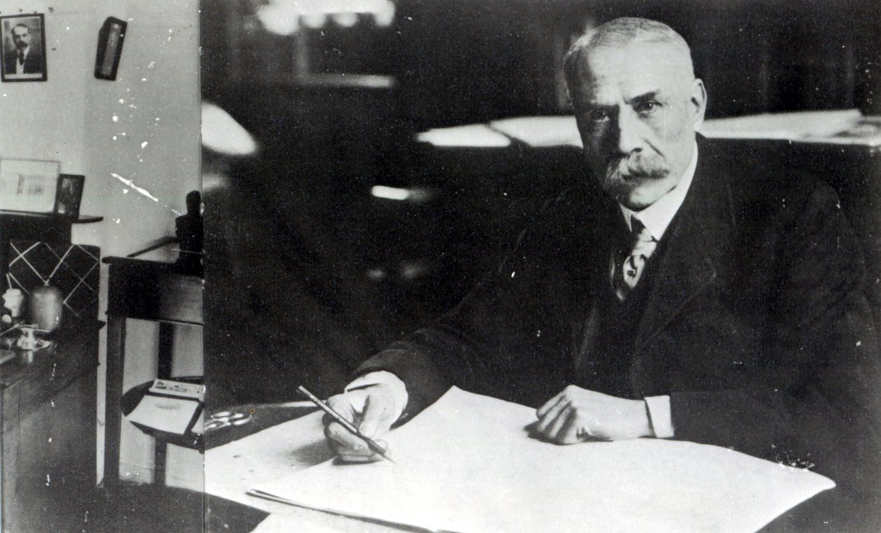 Sir Edward Elgar (1857-1934) i arbeid på et av hans orkesterpartiturer av English Photographer