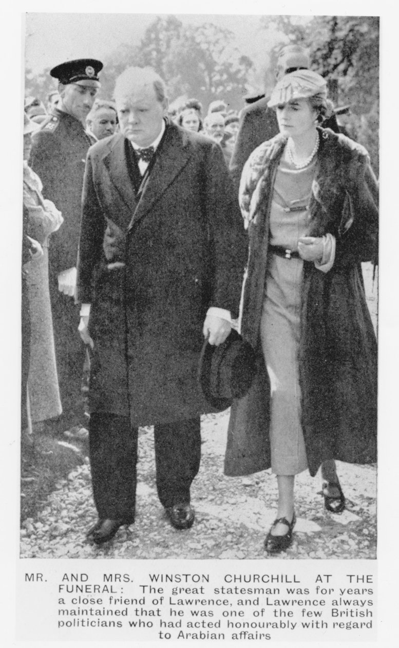 Sir Winston Churchill (1874-1965) og hans kone, Clementine Ogilvy, ved begravelsen til TE Lawrence (1888-1935) 1935 av English Photographer