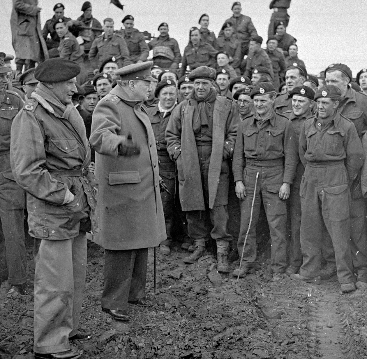 Sir Winston Churchill og feltmarskalk Bernard Montgomery besøkte menn fra 79. panserdivisjon etter Rhin-overgangene, mars 1945 av English Photographer