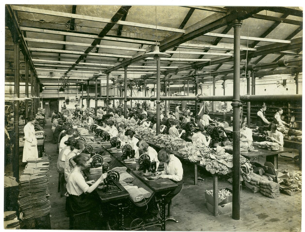 Produksjon av tøfler, Long Meadow, 1923 av English Photographer