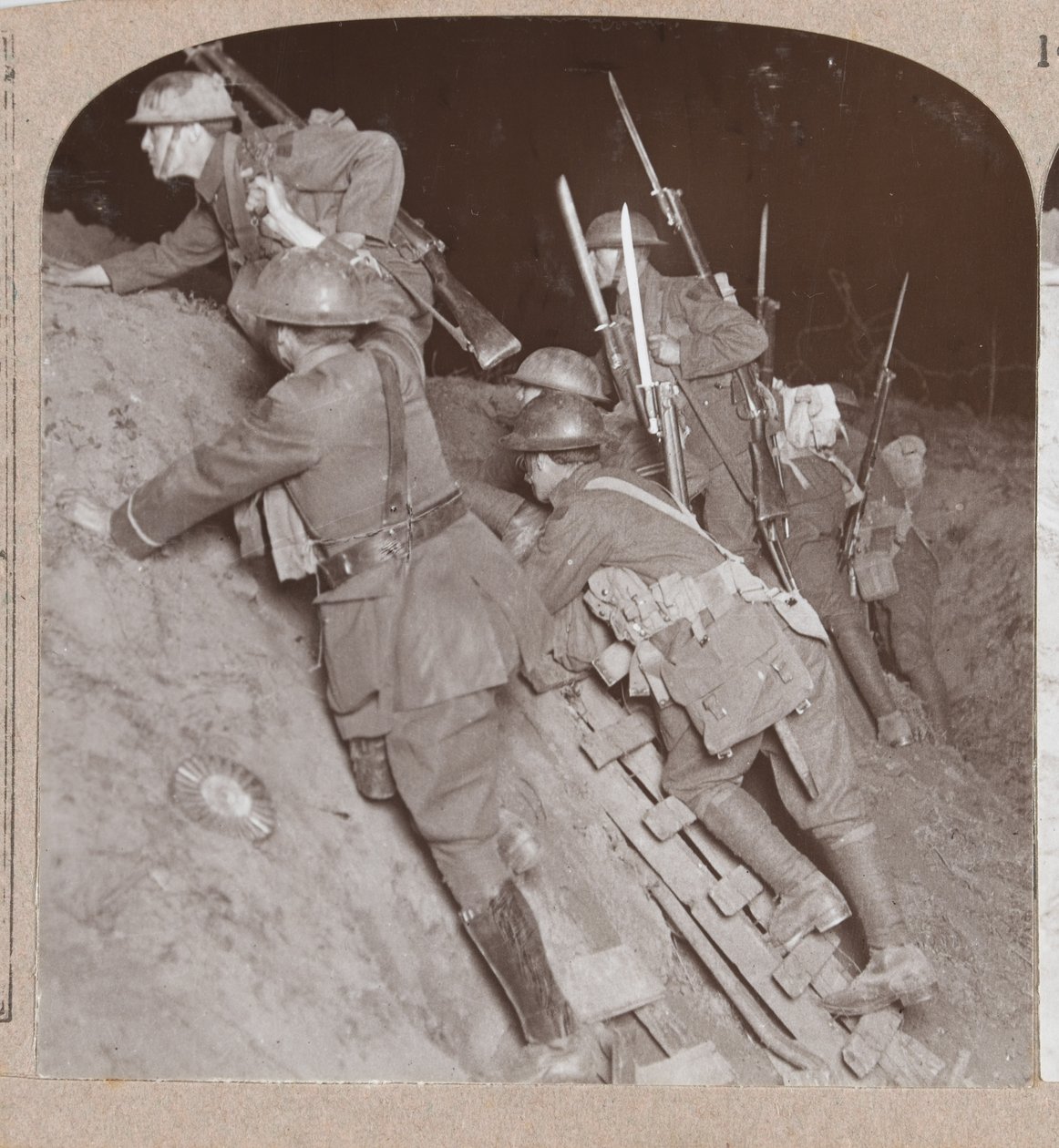 Soldater i en skyttergrav under Amiens-offensiven, 1918 av English Photographer