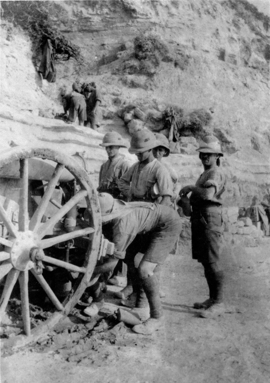 Soldater som reparerer en kanon under første verdenskrig, 1915 av English Photographer