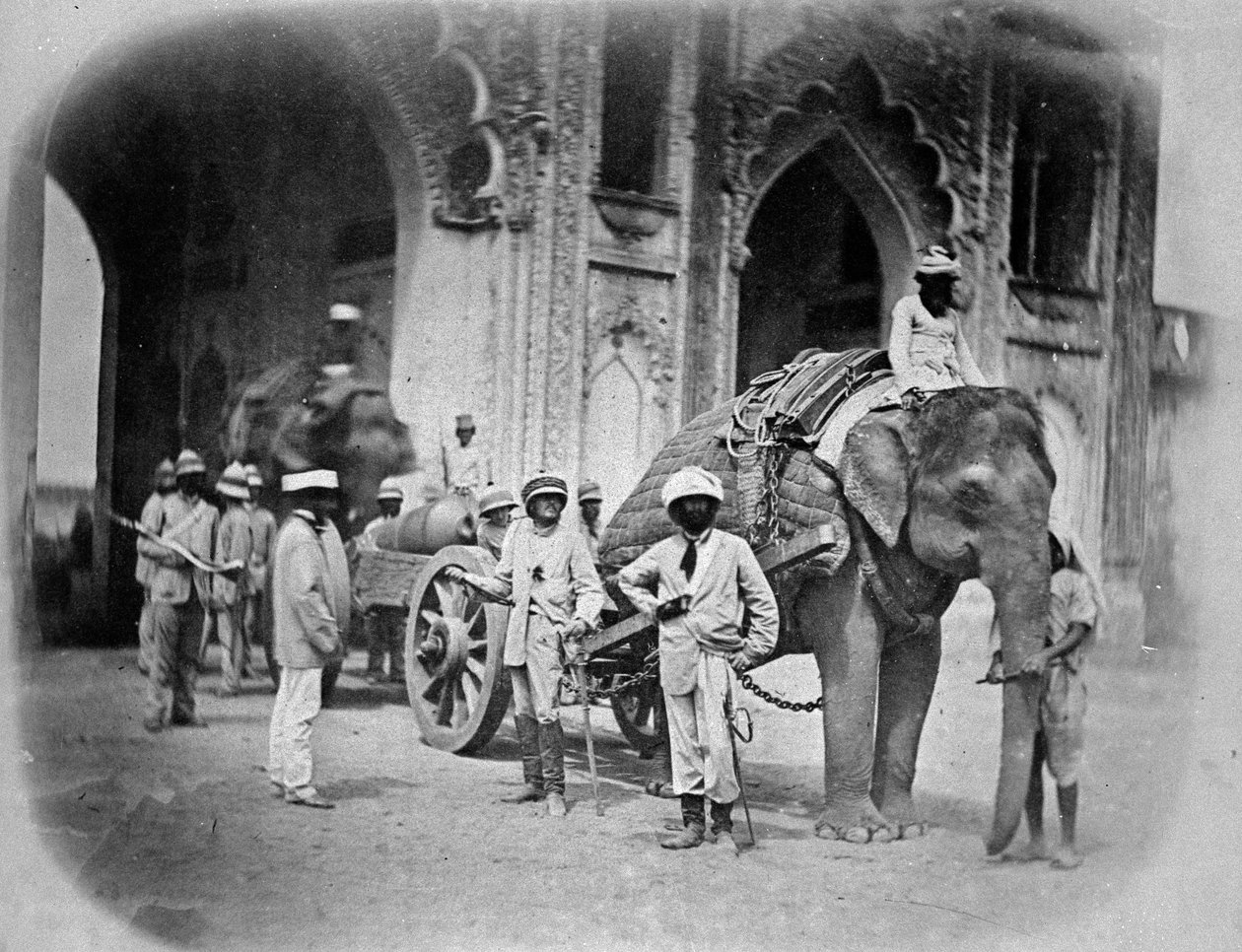 Soldater med en elefant som trekker en pistol, 1858 av English Photographer