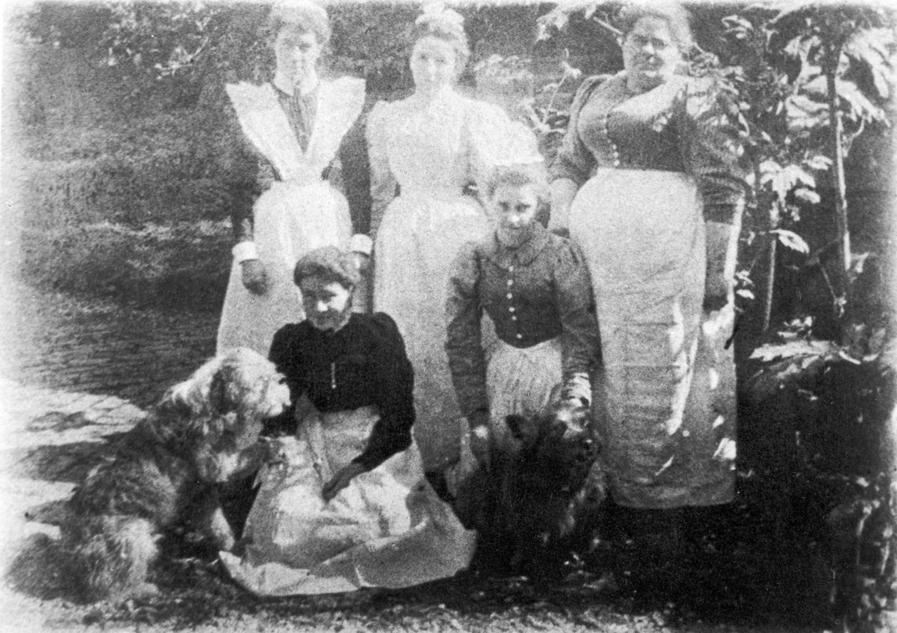 Sophia Farrell og hushjelper, 1899 av English Photographer