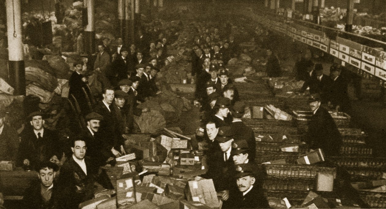 Sortering av pakker på postkontoret, Mount Pleasant (sepia-bilde) av English Photographer