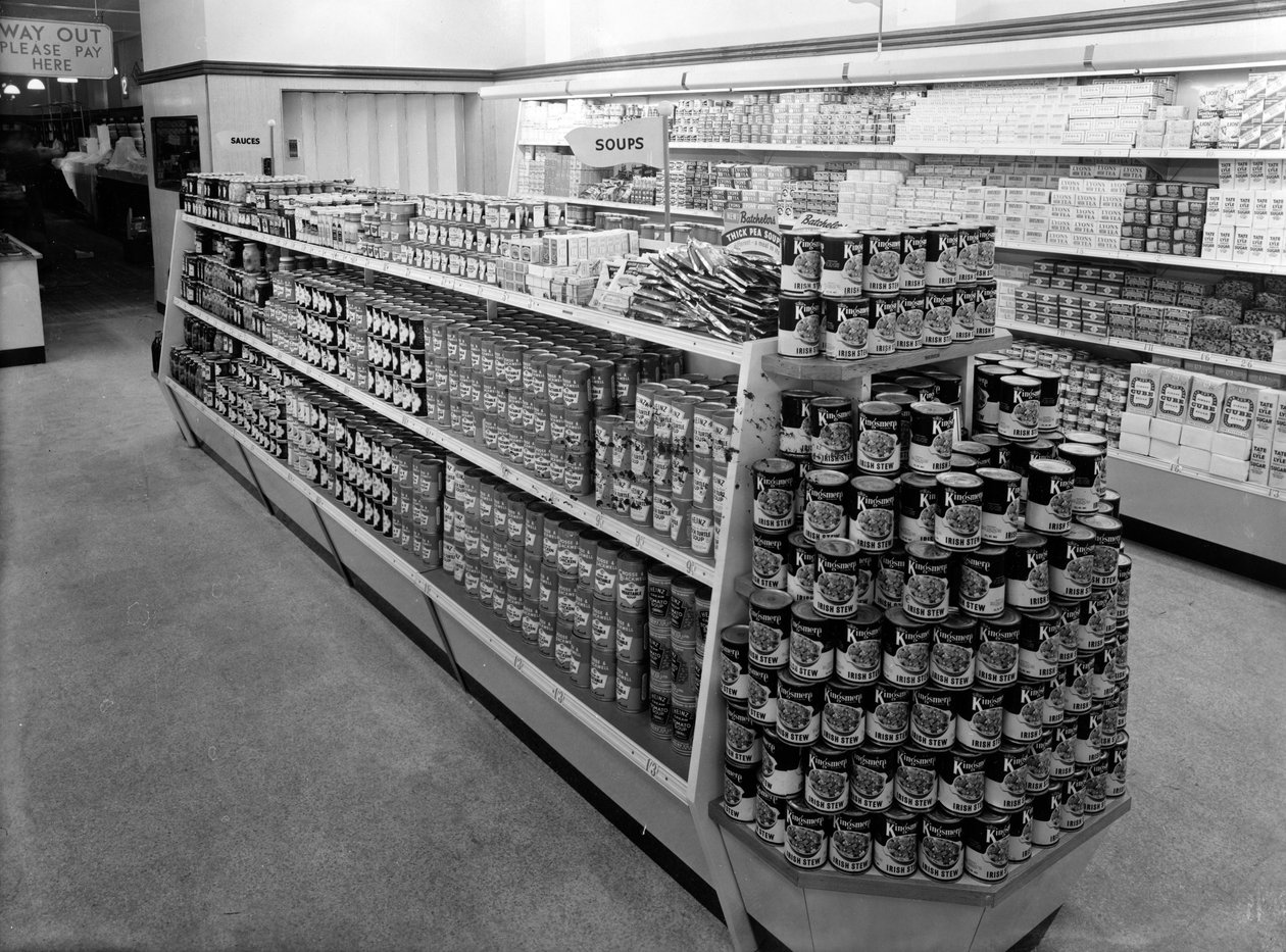 Suppegang, Woolworths-butikk, 1956 av English Photographer