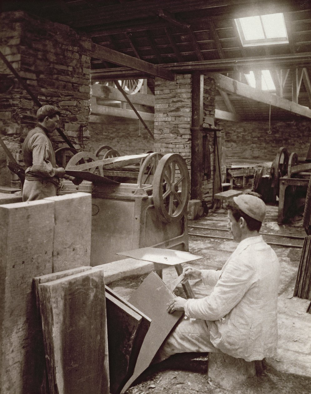 Kløyving av skifer for flislegging ved Llechwedd Slate Quarry, 1896 av English Photographer