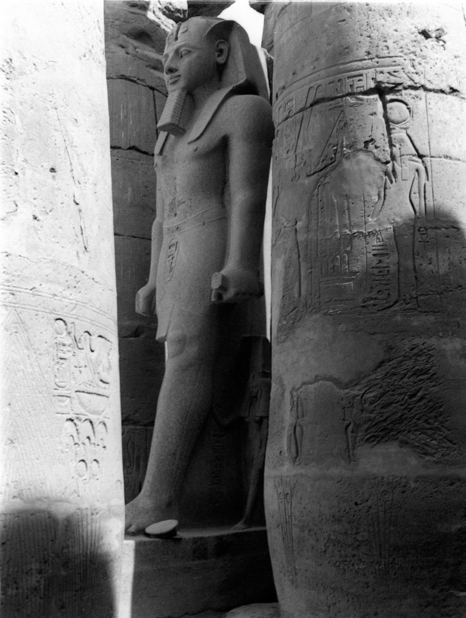 Statue av Ramses II, Luxor Temple, fra et album som inneholder 206 fotografier satt sammen av major W.H.O. Salg, 1940-43 av English Photographer