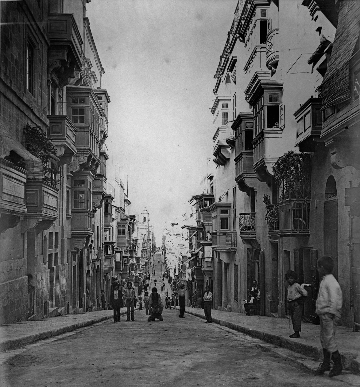 Strade San Paolo, Valletta ca. 1880-83 av English Photographer