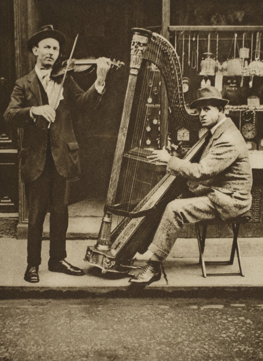 Gatemusikere: en harpist og fiolinist (sepia-bilde) av English Photographer