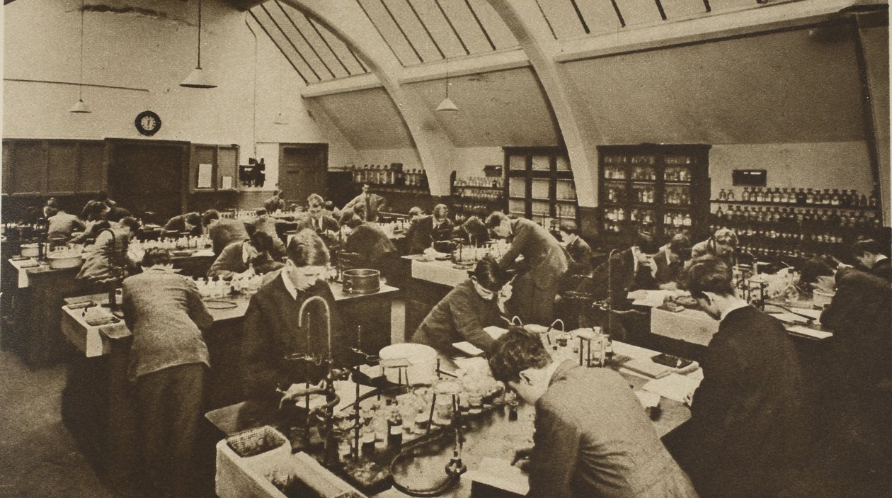 Studenter på jobb ved et polyteknisk laboratorium (sepia-bilde) av English Photographer