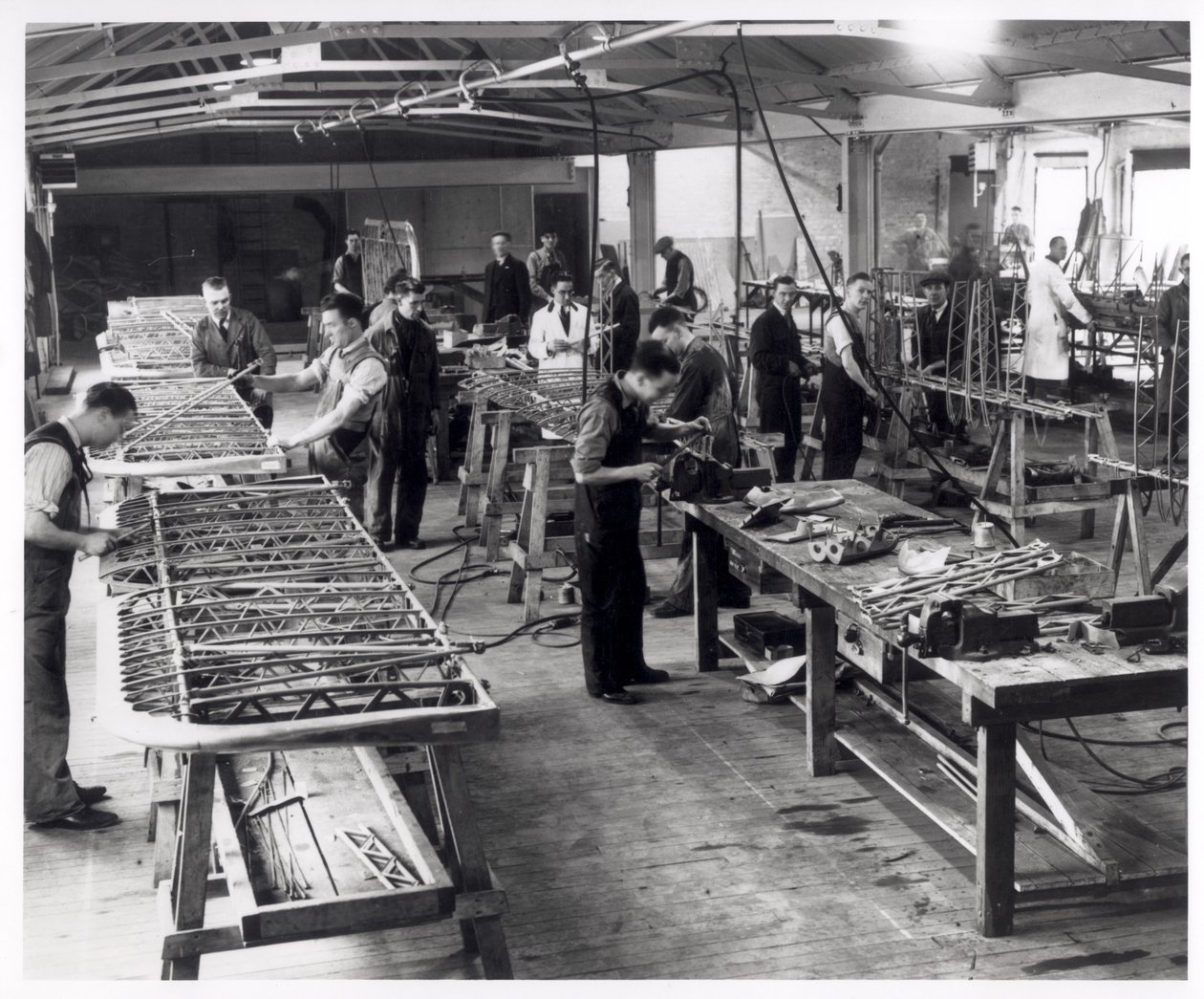 Underleverandører på jobb i Blackburn Aircraft Factory i Hudswell Clarkes, ca. 1939-45 av English Photographer