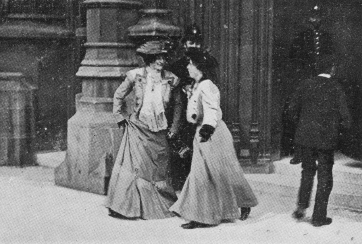 Suffragettes snudde seg bort, illustrasjon fra en artikkel med tittelen The Reassembling of Parliament publisert i The Graphic, 27. oktober 1906 av English Photographer