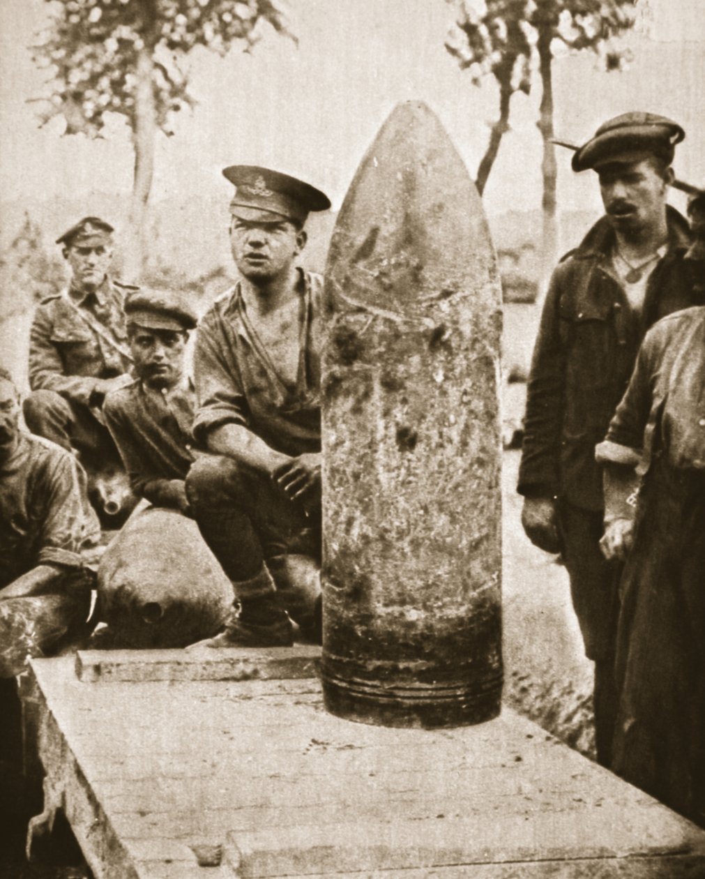 Super-dreadnought-prosjektiler for den store britiske offensiven: et 15-tommers granat, fra The Illustrated War News, 2. august 1916 (sepia-bilde) av English Photographer