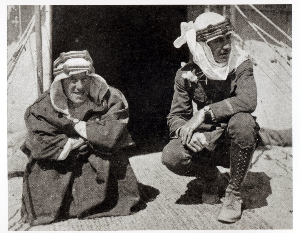 T. E. Lawrence og Mr L. Thomas utenfor teltet deres, 1919 av English Photographer