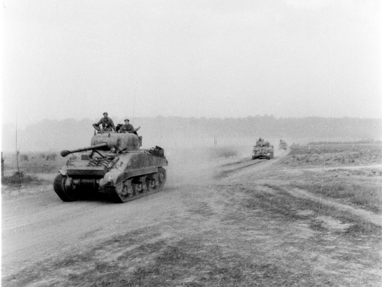 Tanker på vei til VIRE over tankkjøringene, ca. 1945 av English Photographer