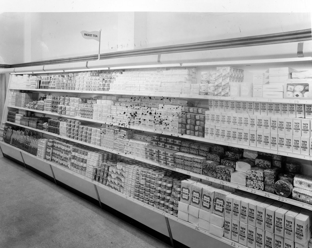 Te- og sukkergangen, Woolworths-butikken, 1956 av English Photographer