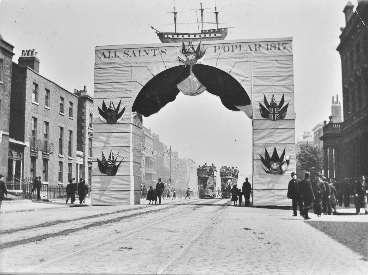Midlertidig buegang, Victoria Diamond Jubilee, East India Dock Road, 1897 av English Photographer