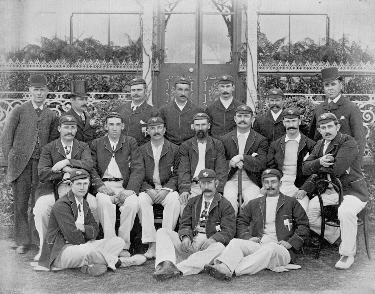 Australians, 1893 Eightth Team, fra Famous Cricketers and Cricket Grounds, utgitt av Hudson og Kearns, 1895 av English Photographer