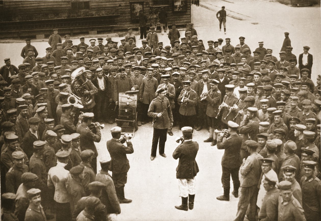 Bandet spiller på Barracks Square, Dorchester, illustrasjon fra German Prisoners in Great Britain (fotogravyr) av English Photographer