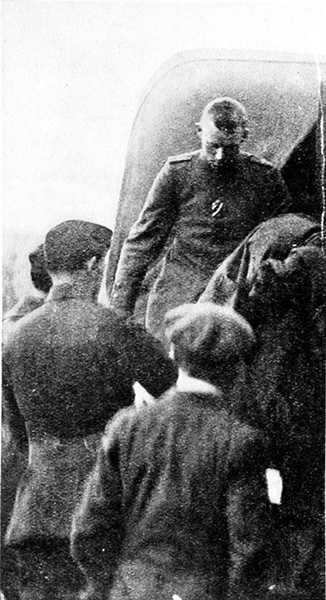 The Captured Pilot of One of the Raiders av 6. desember 1917 av English Photographer