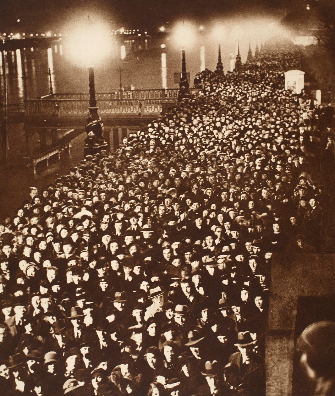 Folkemengden som venter på å gå forbi kong Georges Catafalque i Westminster Hall, 1936 av English Photographer