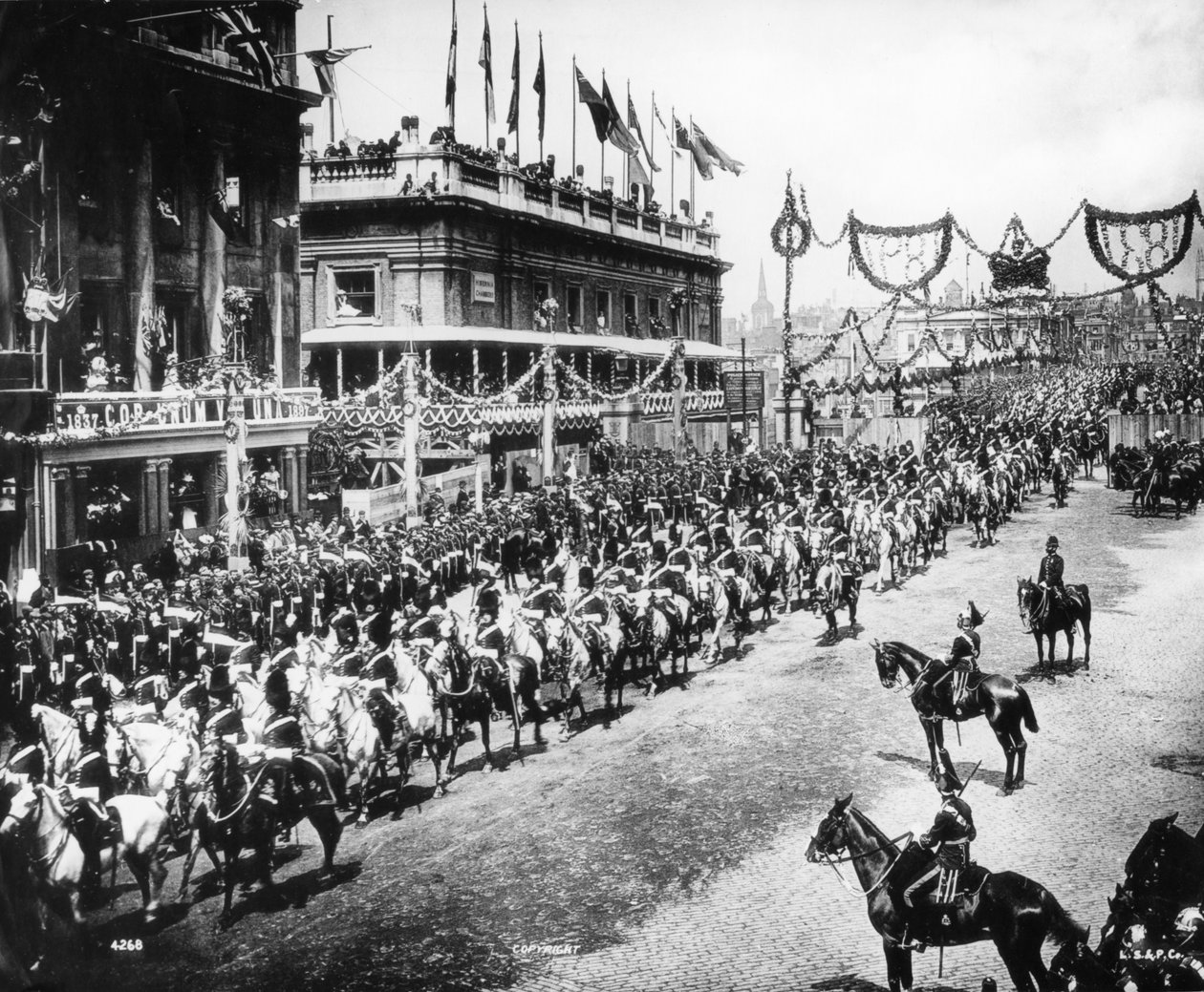 Diamond Jubilee Parade Crossing London Bridge, 1897 av English Photographer