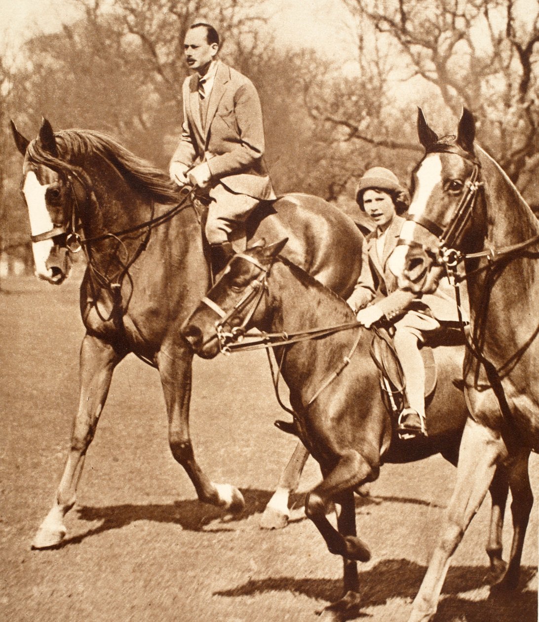 Hertugen av Gloucester rir med prinsesse Elizabeth i Windsor Great Park av English Photographer
