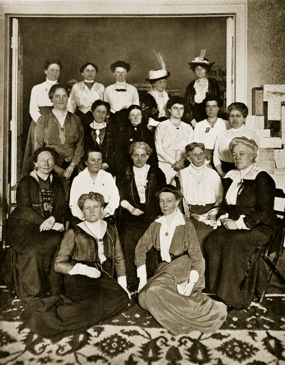 Den internasjonale samlingen av kvinnelige stemmerettsarbeidere (sepia-bilde) av English Photographer