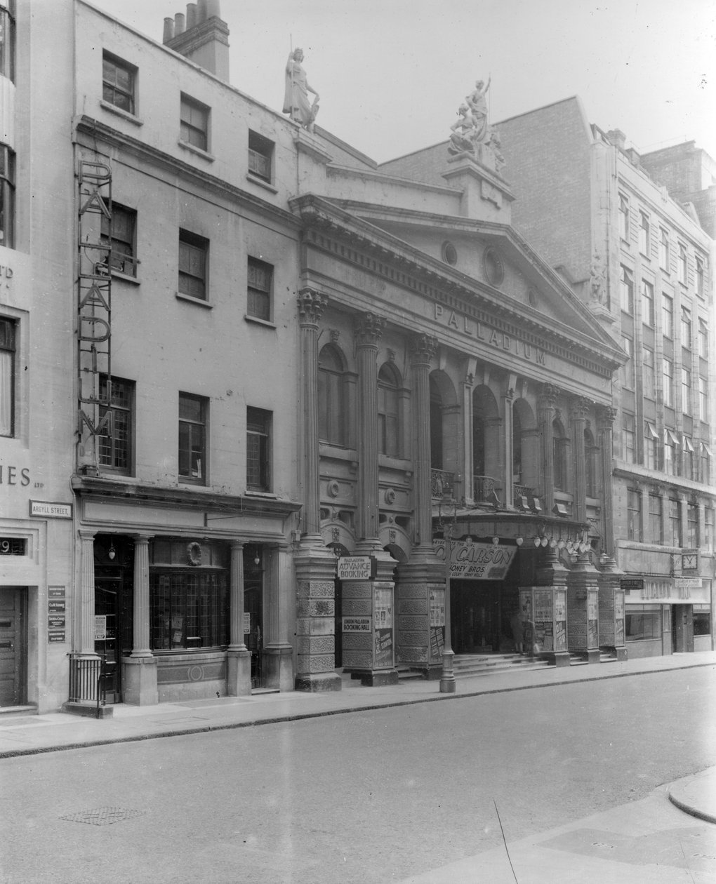 London Palladium av English Photographer