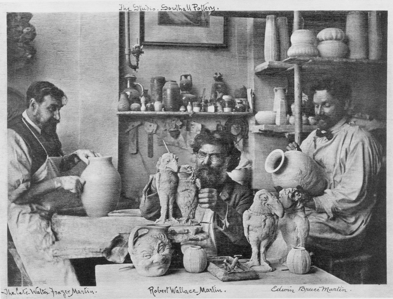 Martin-brødrene i studioet på Southall Pottery av English Photographer