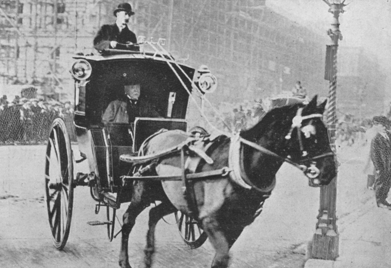 Premieren tar en drosje, fra en artikkel med tittelen The Reassembling of Parliament publisert i The Graphic 27. oktober 1906 av English Photographer
