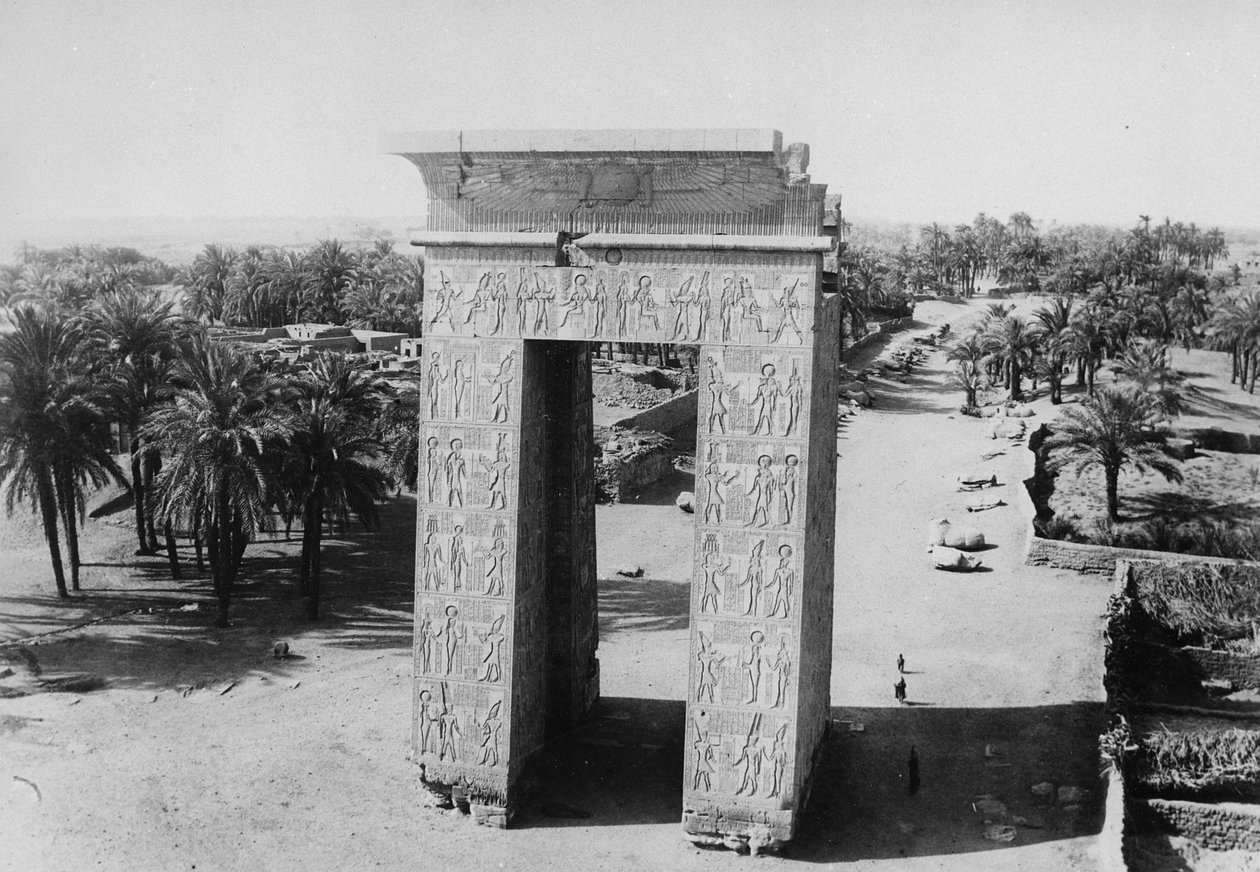 Propylon av Ptolemaios og Avenue of Sfinxes av English Photographer
