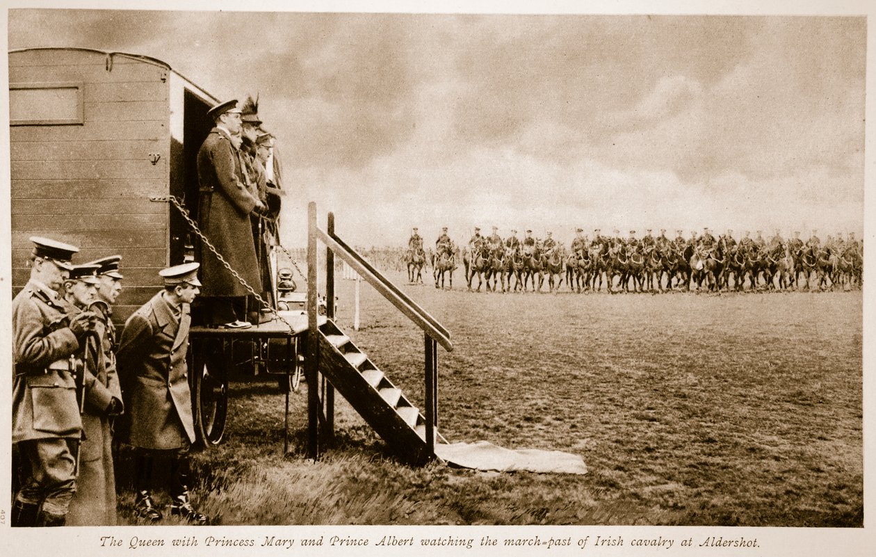 Dronningen med prinsesse Mary og prins Albert ser på marsj-fortiden til irsk kavaleri ved Aldershot, 1914-19 av English Photographer
