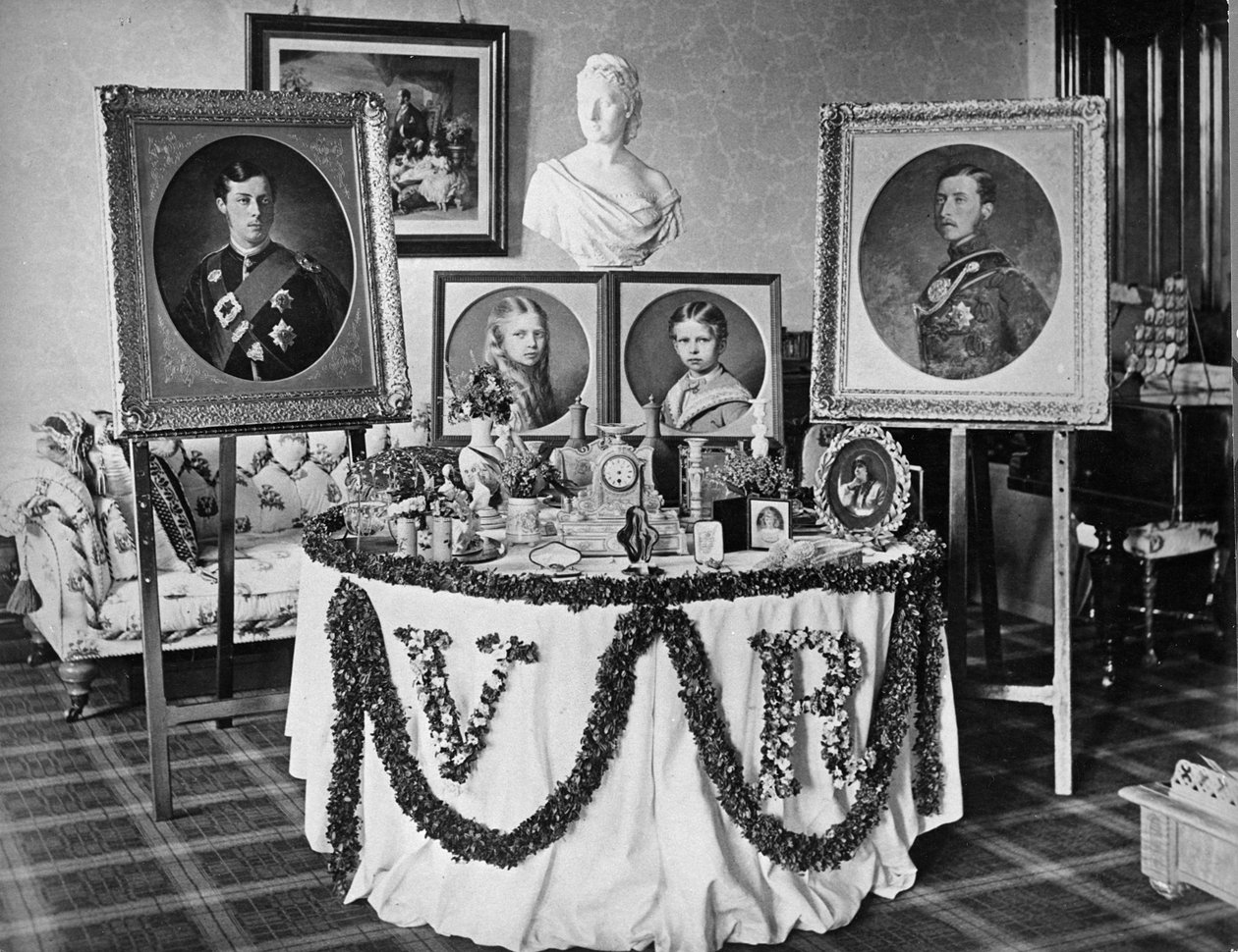 Dronningens bursdagsbord, Balmoral Castle, 24. mai 1873 av English Photographer