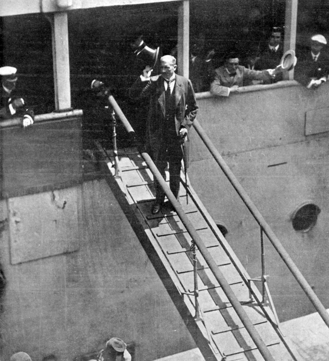 The Reception of Lord Milner, forsiden av The King, 1. juni 1901 av English Photographer